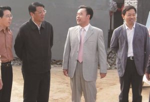 中共孝感市委書記黃關(guān)春到玉豐集團(tuán)項(xiàng)目建設(shè)現(xiàn)場慰問
